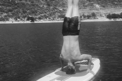 Paddle board head stand